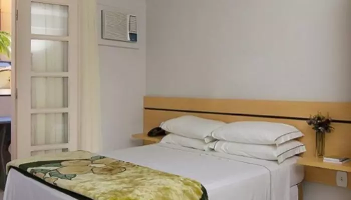 Apartamento conjugado com varanda para piscina interna